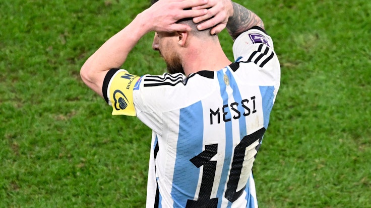Messi hält die Hände hinter dem Kopf.