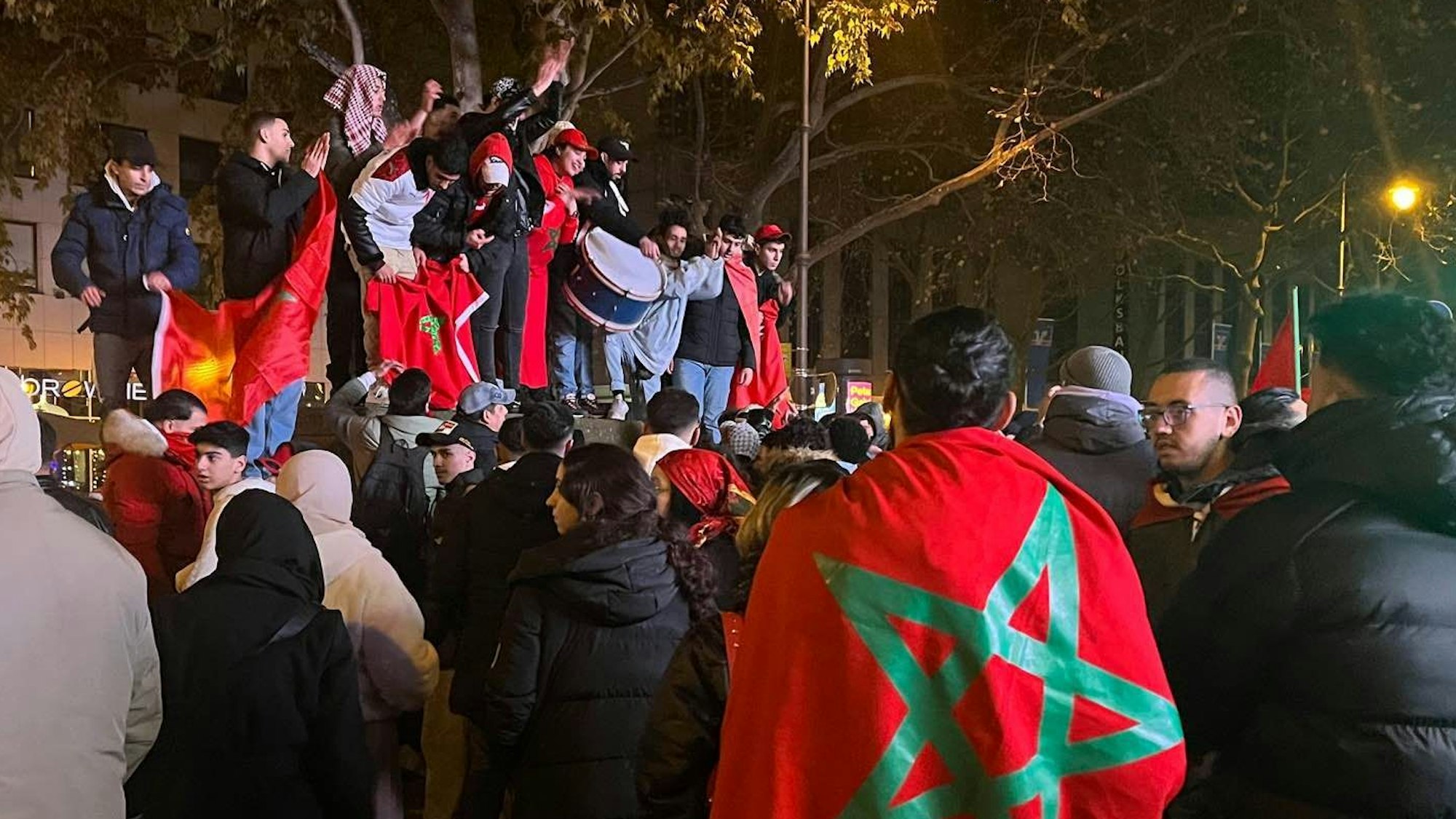 Marokko-Fans feiern in der Kölner Innenstadt