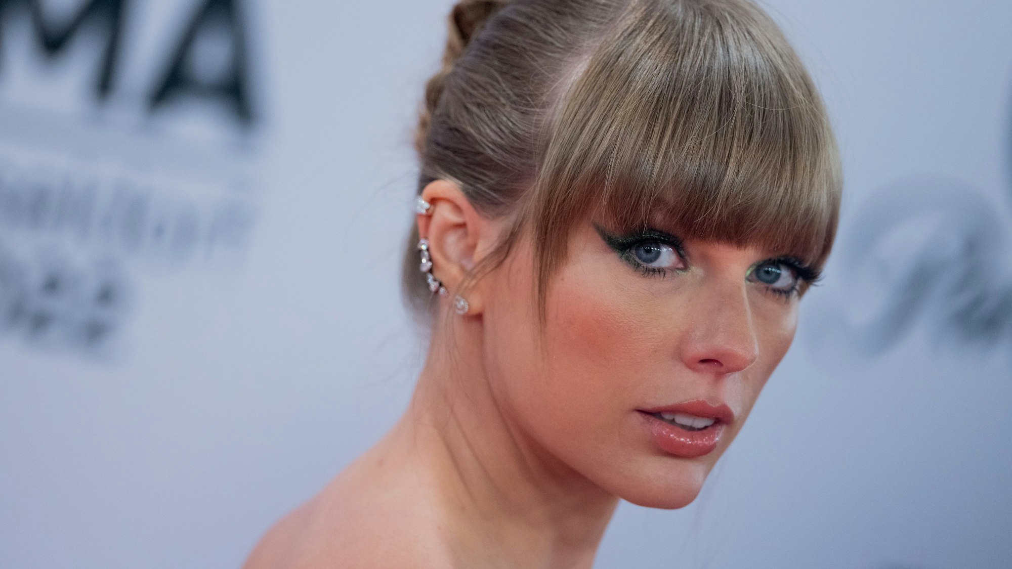 Taylor Swift geht über den Roten Teppich bei der Verleihung der MTV Europe Music Awards.