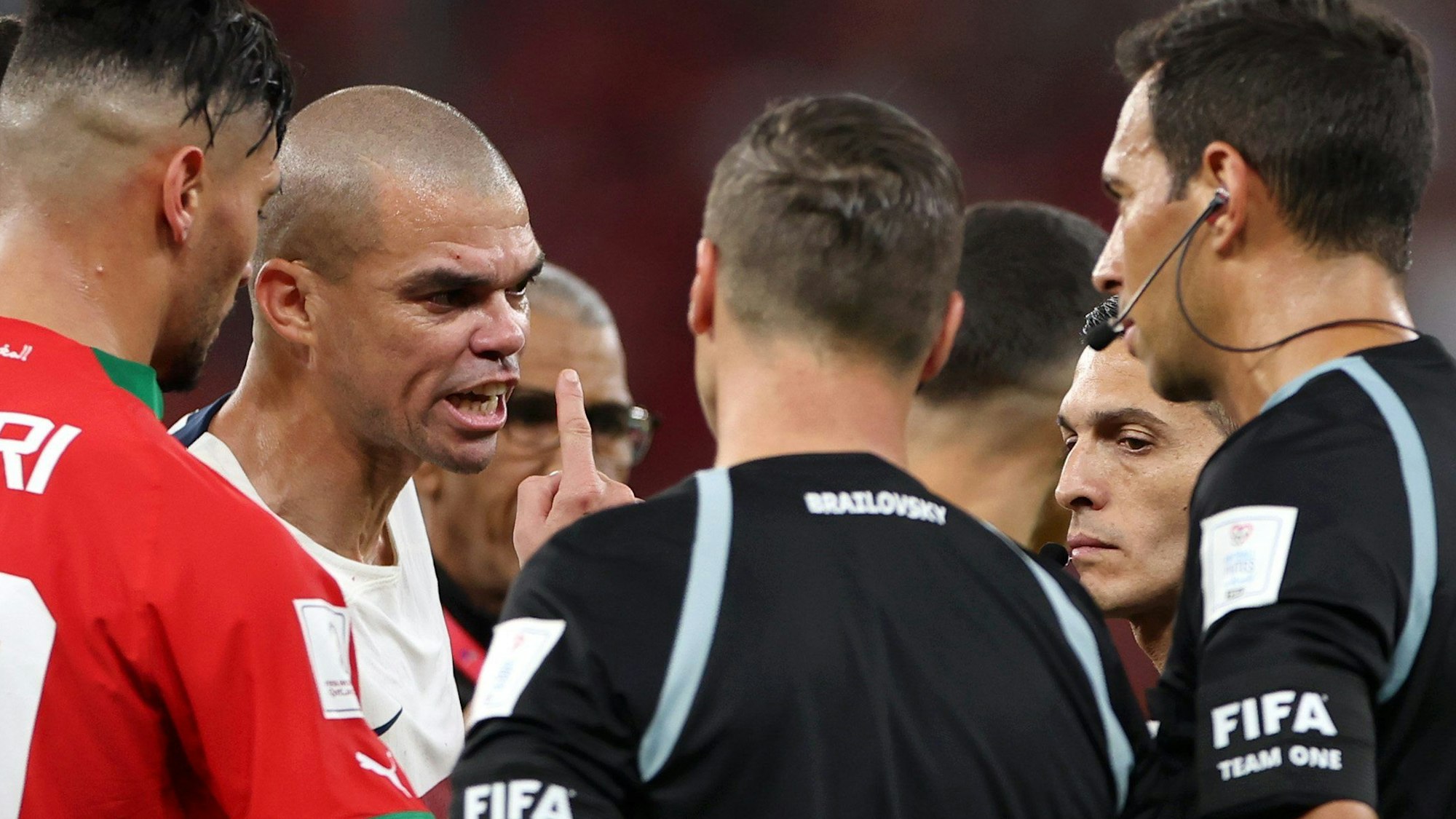 Pepe diskutiert mit Schiedsrichter Facundo Tello.