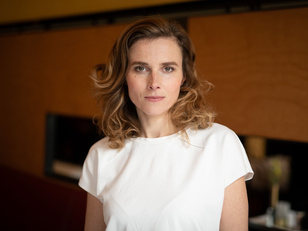 Schauspielerin Karin Hanczewski, hier im März 2019 am Rande eines Fototermins zum MDR-Tatort „Das Nest“, sprach im Podcast von Bettina Böttinger über ihr öffentliches Coming-out im Rahmen der Initiative „ActOut“.