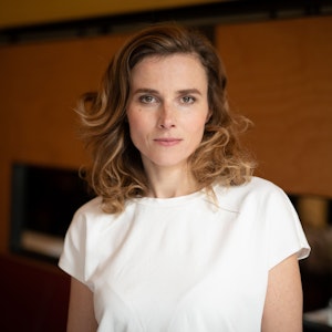 Schauspielerin Karin Hanczewski, hier im März 2019 am Rande eines Fototermins zum MDR-Tatort „Das Nest“, sprach im Podcast von Bettina Böttinger über ihr öffentliches Coming-out im Rahmen der Initiative „ActOut“.