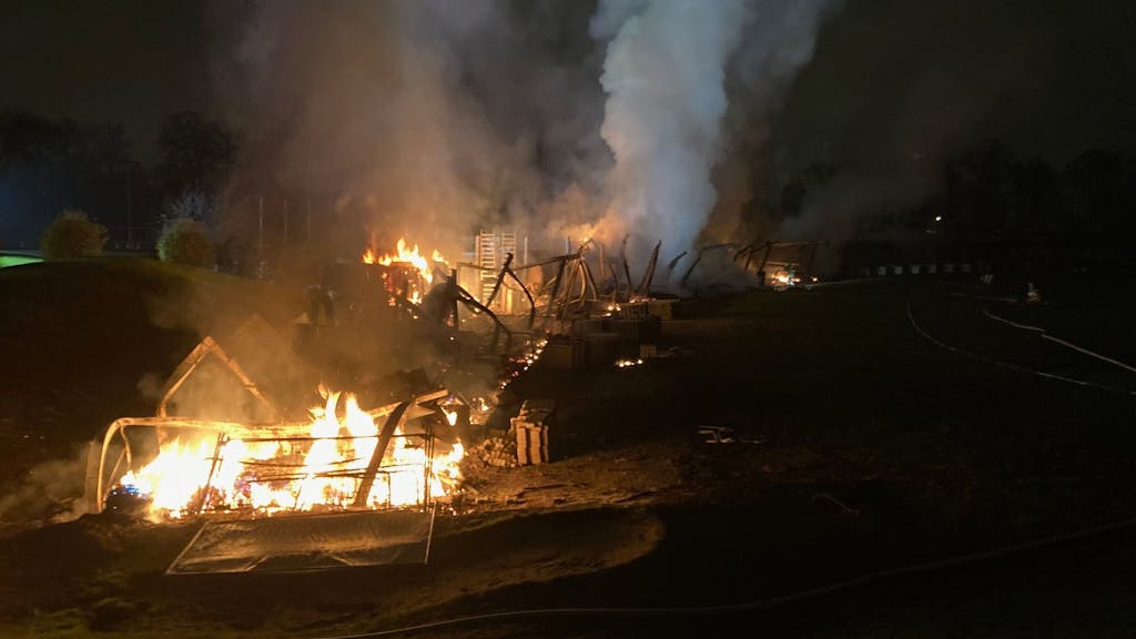 Auf einer Golfanlage in Dortmund ist ein Feuer ausgebrochen. Im Vordergrund brennt die Abschlag-Anlage.