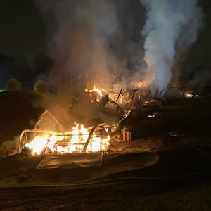 Auf einer Golfanlage in Dortmund ist ein Feuer ausgebrochen. Im Vordergrund brennt die Abschlag-Anlage.