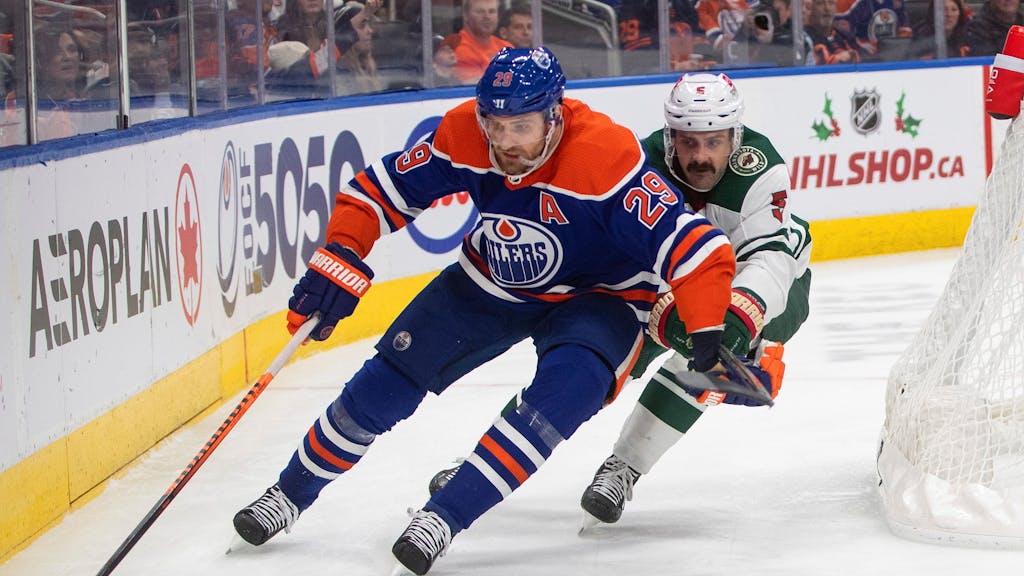 Jacob Middleton (Minnesota Wild) und Leon Draisaitl (Edmonton Oilers) kämpfen in der NHL um den Puck.