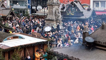 Menschen drängen sich um die Buden des Weihnachtsmarktes