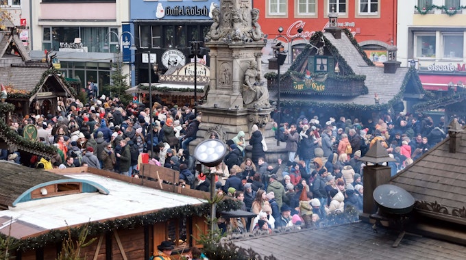 Menschen drängen sich um die Buden des Weihnachtsmarktes&nbsp;