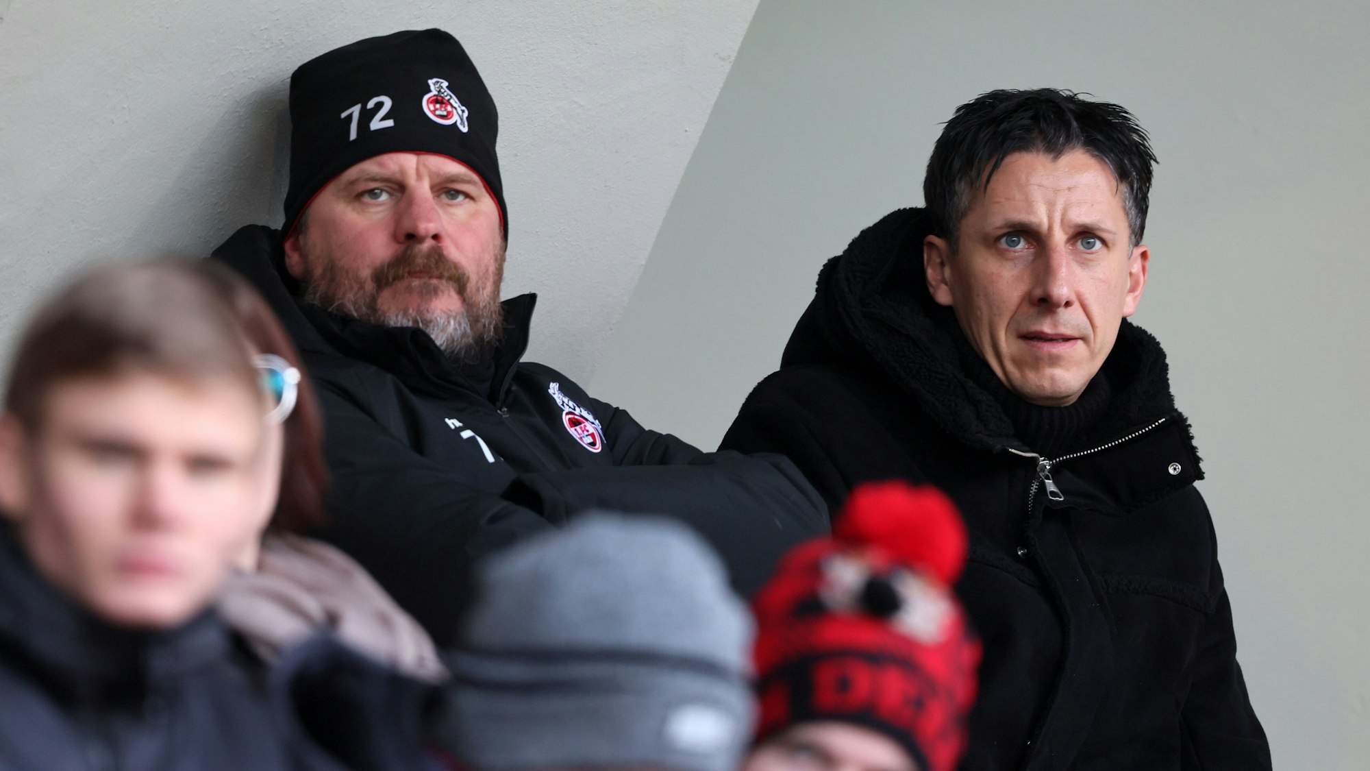 Steffen Baumgart (l.) und Christian Keller sitzen am 11. Dezember 2022 im Franz-Kremer-Stadion.
