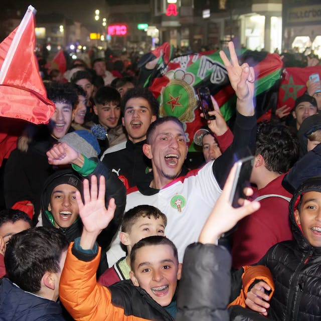 Das Bild zeigt zahlreiche Marokkaner auf der Straße in Bergheim, die den Sieg ihrer Mannschaft friedlich feiern.