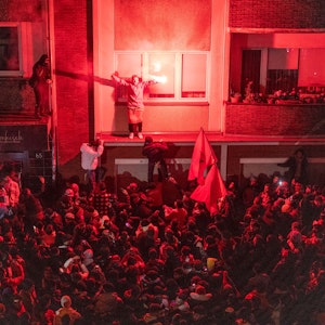 Außenseiter Marokko hat als erste afrikanische Mannschaft das Halbfinale bei einer Fußball-Weltmeisterschaft erreicht. In Köln kam es bei den Feiern zu Angriffen auf Polizisten.