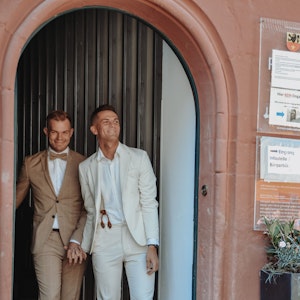 Sascha Hostnik und sein Mann Dennis verlassen nach der Trauung das Rathaus von Bad Münstereifel.