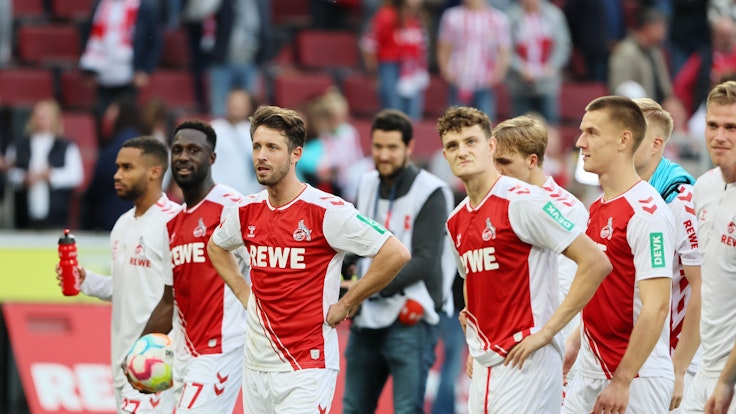 Mark Uth und die Profis des 1. FC Köln stehen nach dem Heimsieg gegen den FC Augsburg vor der Südtribüne.