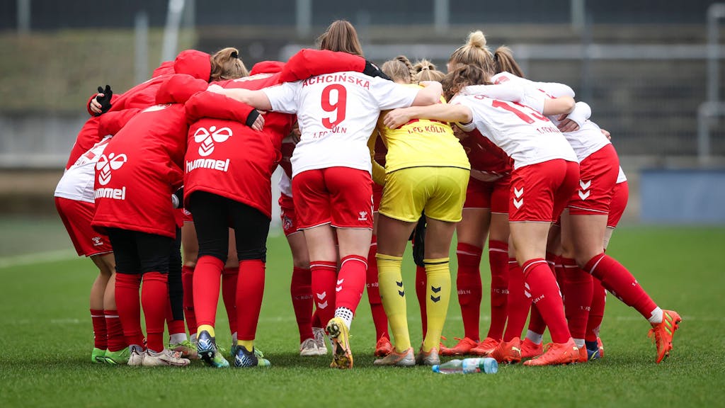 Die Frauen des 1. FC Köln stehen im Kreis.