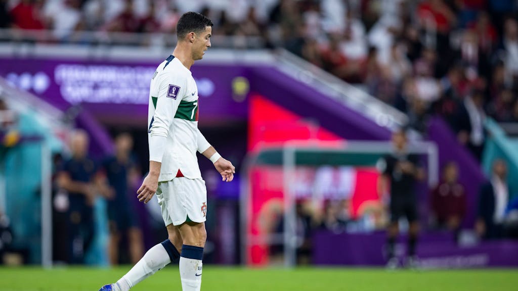 Cristiano Ronaldo geht nach dem Spiel gegen Marokko in Richtung Kabine.