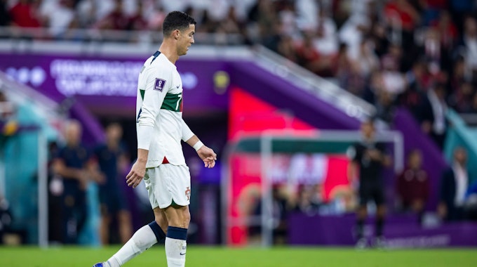 Cristiano Ronaldo geht nach dem Spiel gegen Marokko in Richtung Kabine.