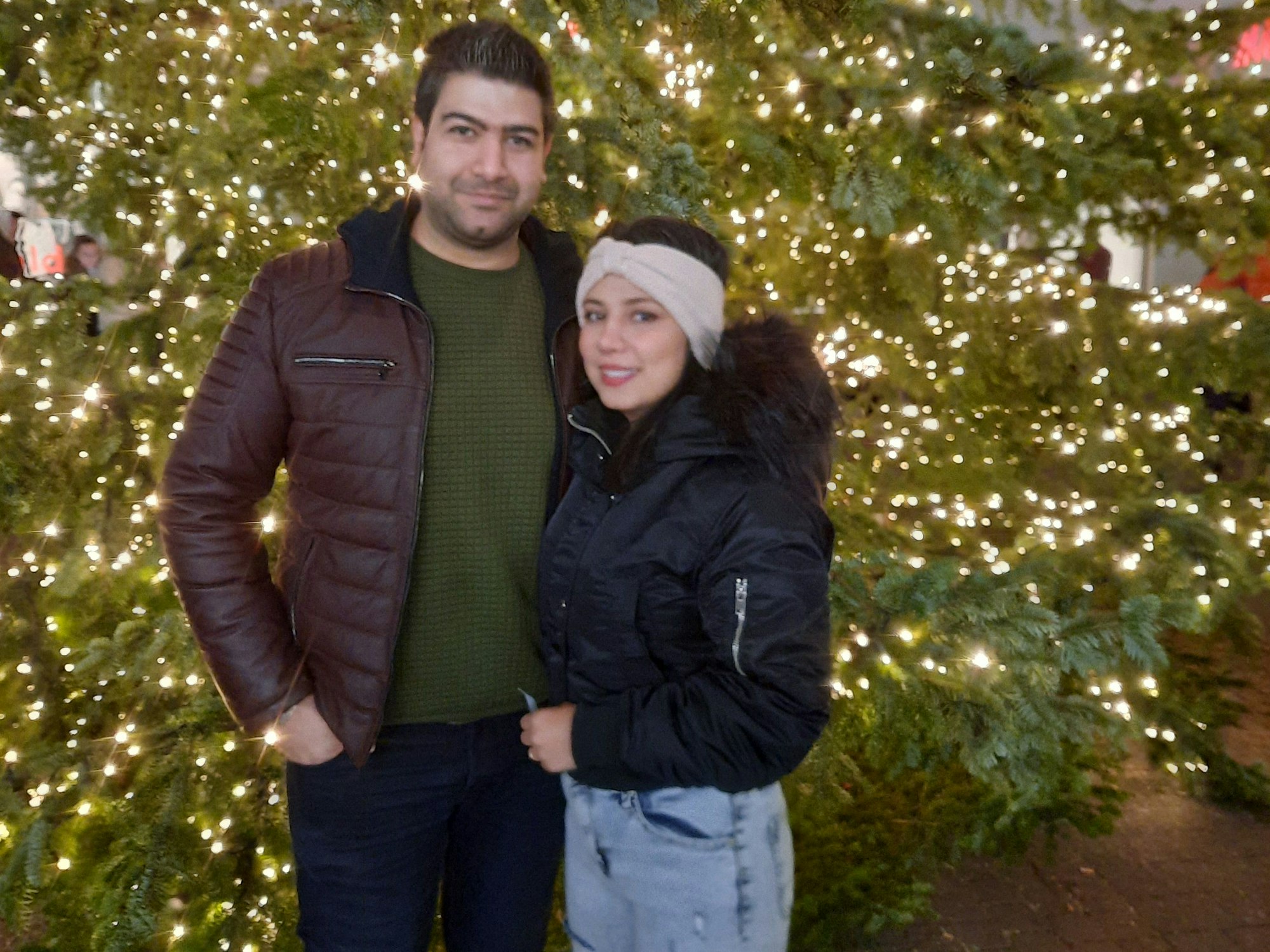 Mohammed Bagheri mit Partnerin vor einem Weihnachtsbaum