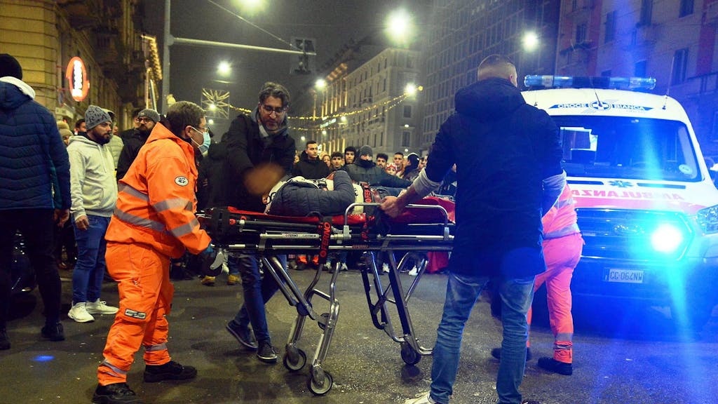 Verletzte Person wird von Rettungskräften betreut.