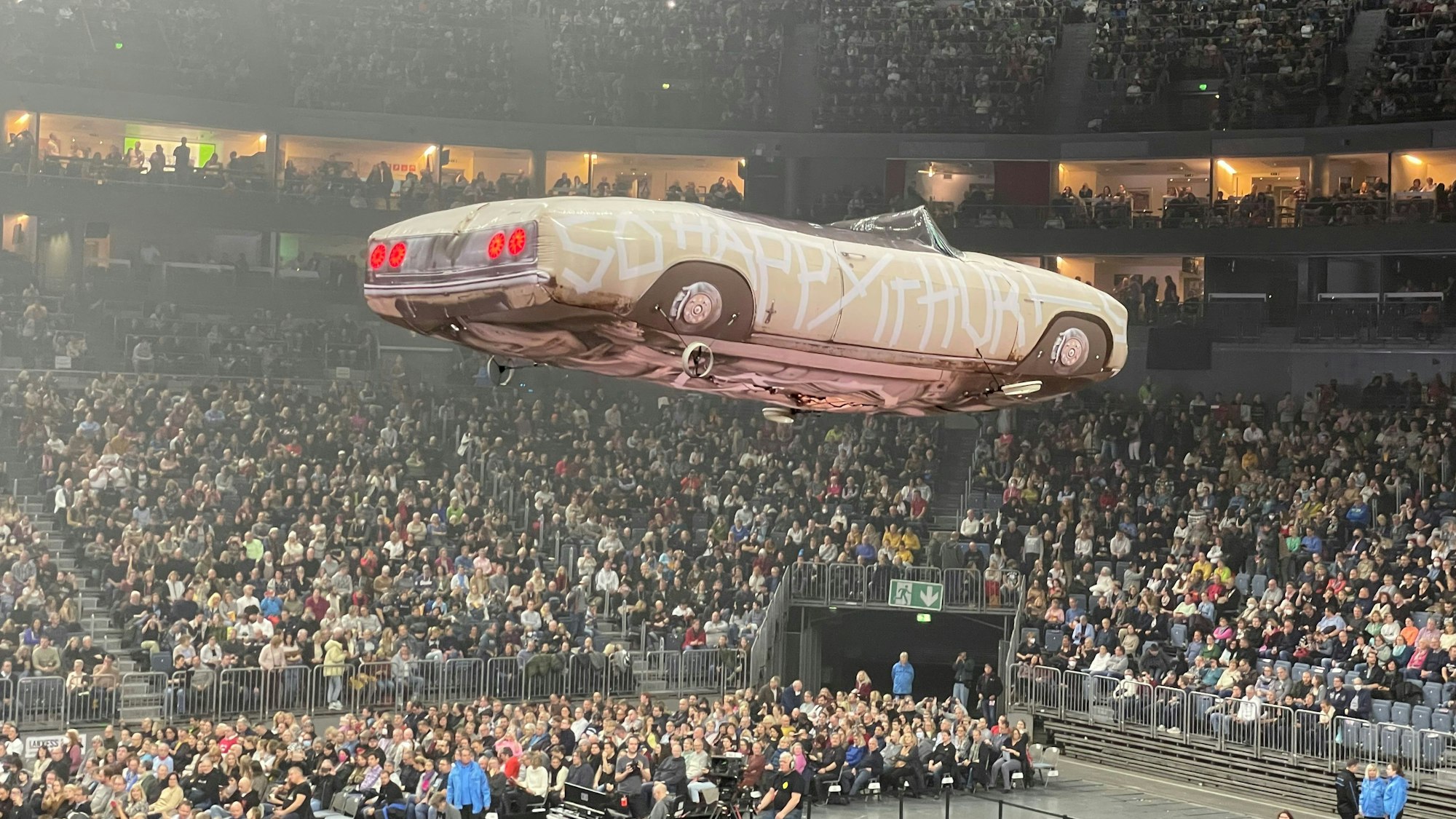 Beim Konzert von Bryan Adams fliegt ein ferngesteuertes Auto durch die Halle.