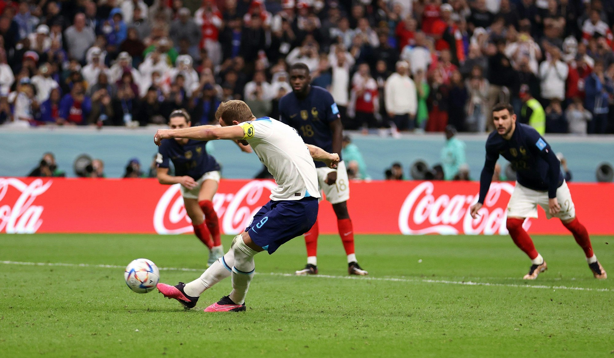 England-Stürmer Harry Kane setzt zum Schuss vom Elfmeterpunkt an beim Spiel gegen Frankreich.