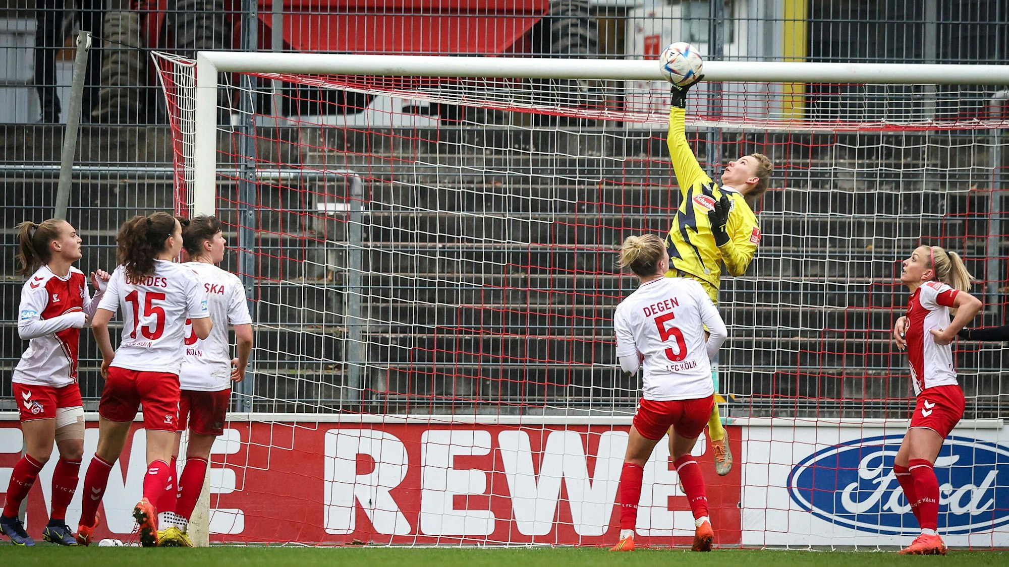 Jasmin Pal (1. FC Köln) lenkt einen Ball übers Tor.