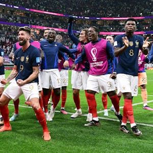 Die gesamte Mannschaft der Franzosen inklusive der Auswechselspieler feiert das Tor zum 2:1 für Frankreich im WM-Viertelfinale gegen England.
