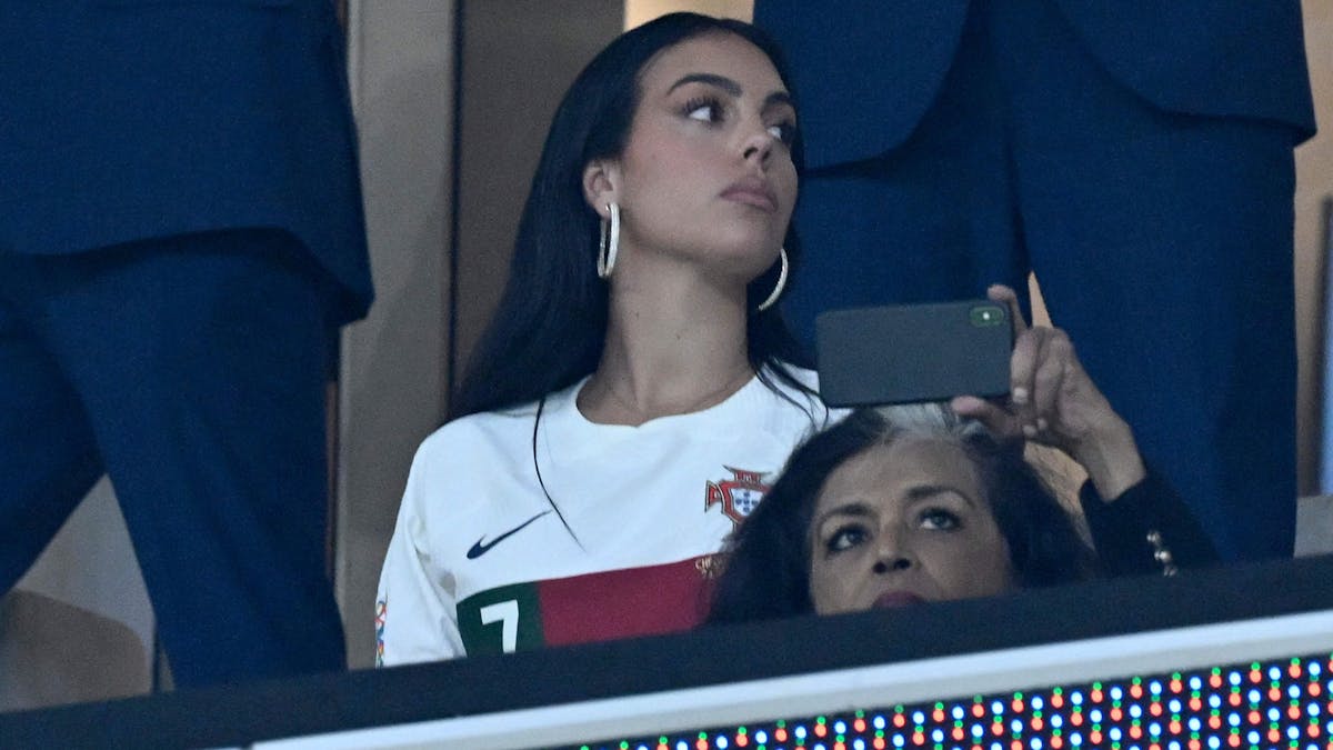 Georgina Rodríguez sitzt beim WM-Viertelfinale zwischen Portugal und Marokko auf der Tribüne.