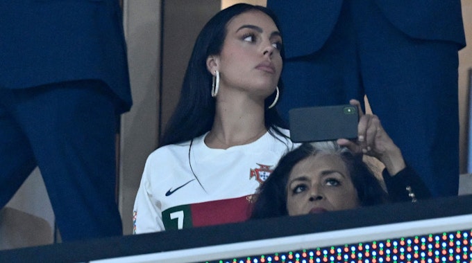 Georgina Rodríguez sitzt beim WM-Viertelfinale zwischen Portugal und Marokko auf der Tribüne.