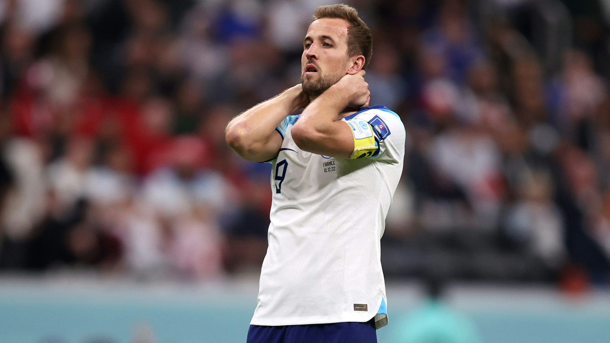 England-Stürmer Harry Kane legt die Hände in den Nacken und schaut enttäuscht über die Niederlage gegen Frankreich.