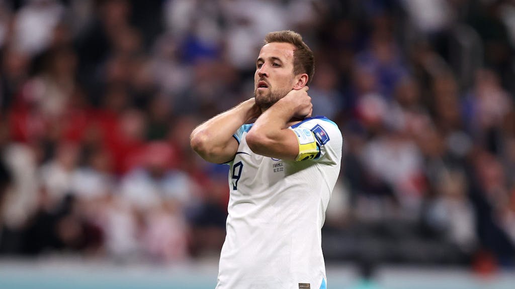 England-Stürmer Harry Kane legt die Hände in den Nacken und schaut enttäuscht über die Niederlage gegen Frankreich.