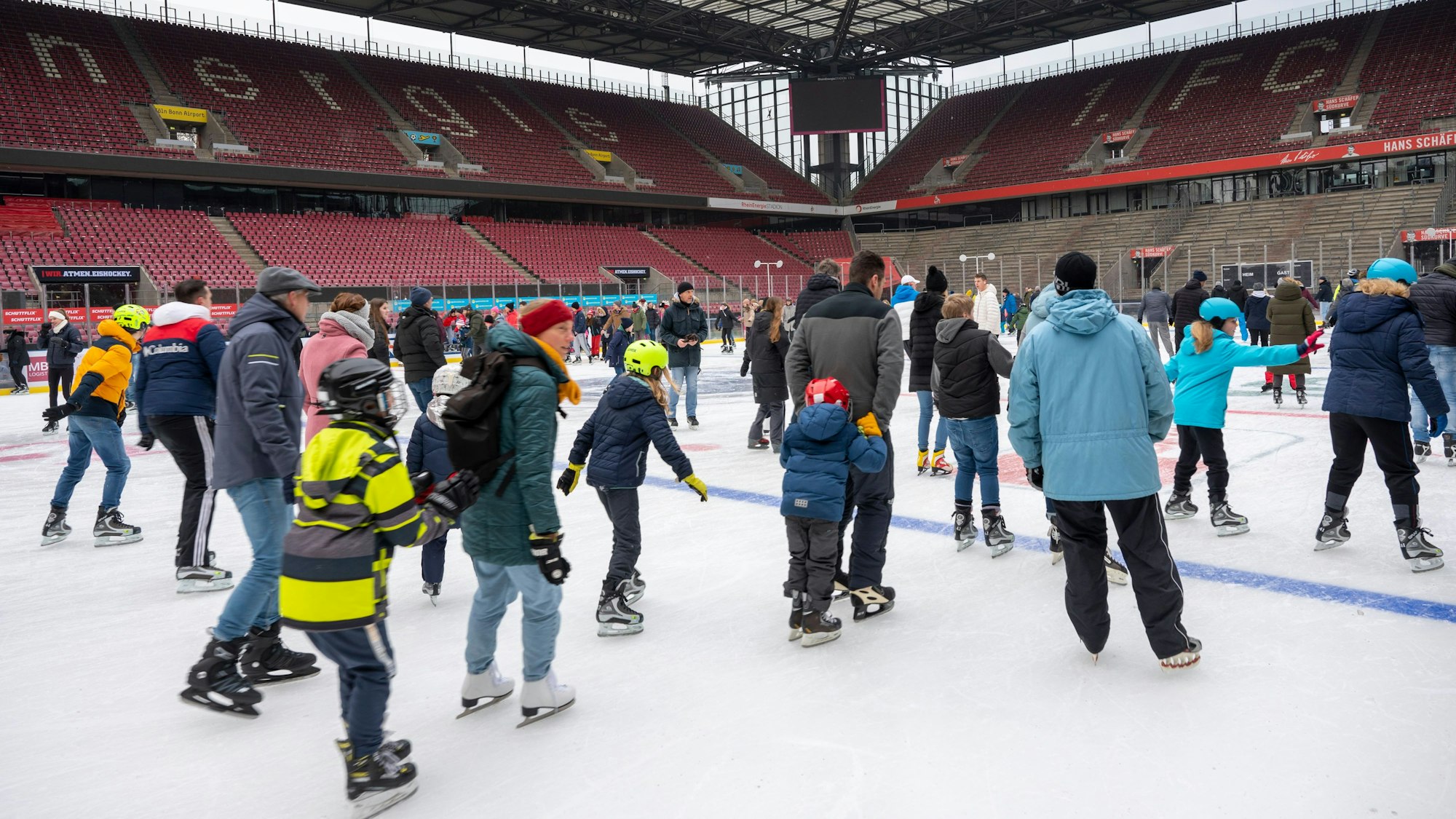 Viele kamen zum ersten öffentliche Eislaufen im Rhein-Energie-Stadion.