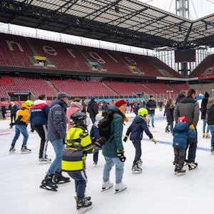 Viel Ansturm beim Eislaufen im Rhein Energie Stadion.