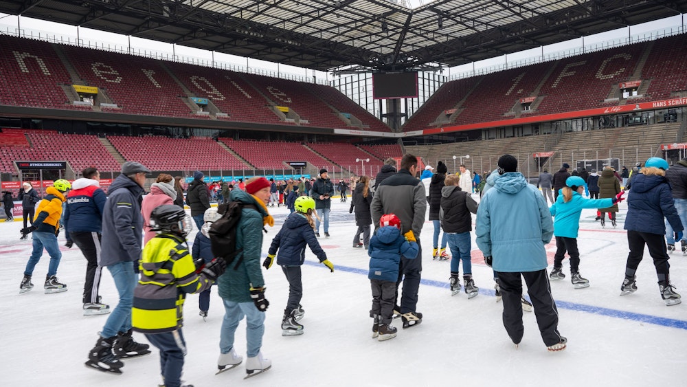 Viel Ansturm beim Eislaufen im Rhein Energie Stadion.