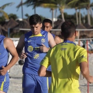 Im Trainingslager von Club América in Mexiko läuft Jorge Meré bei einer Einheit am Strand.