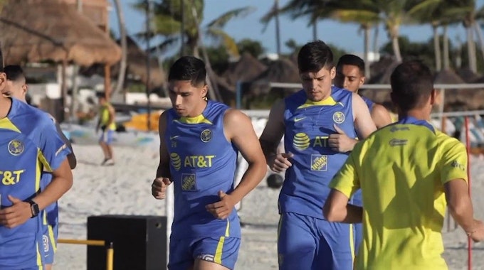 Im Trainingslager von Club América in Mexiko läuft Jorge Meré bei einer Einheit am Strand.