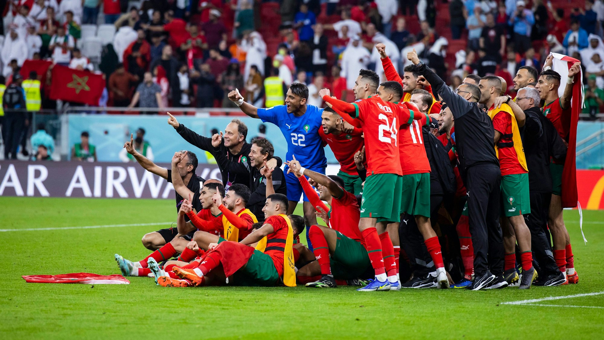 Die Mannschaft von Marokko hat sich nach dem Viertelfinal-Sieg bei der WM 2022 zum Gruppenfoto versammelt