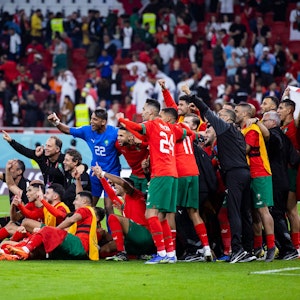 Die Mannschaft von Marokko hat sich nach dem Viertelfinal-Sieg bei der WM 2022 zum Gruppenfoto versammelt