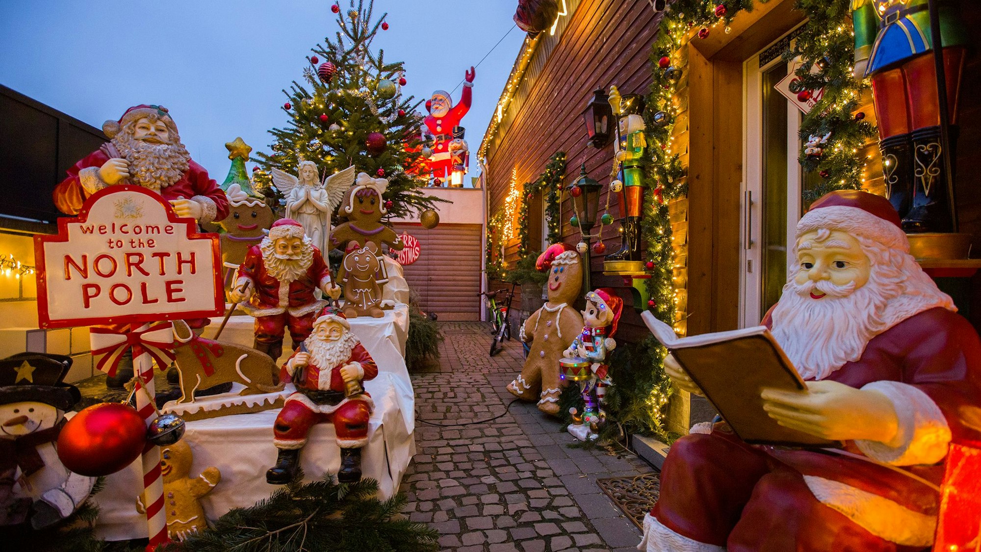 Beleuchtetes Weihnachtshaus von Familie Fischer in Köln-Worringen
