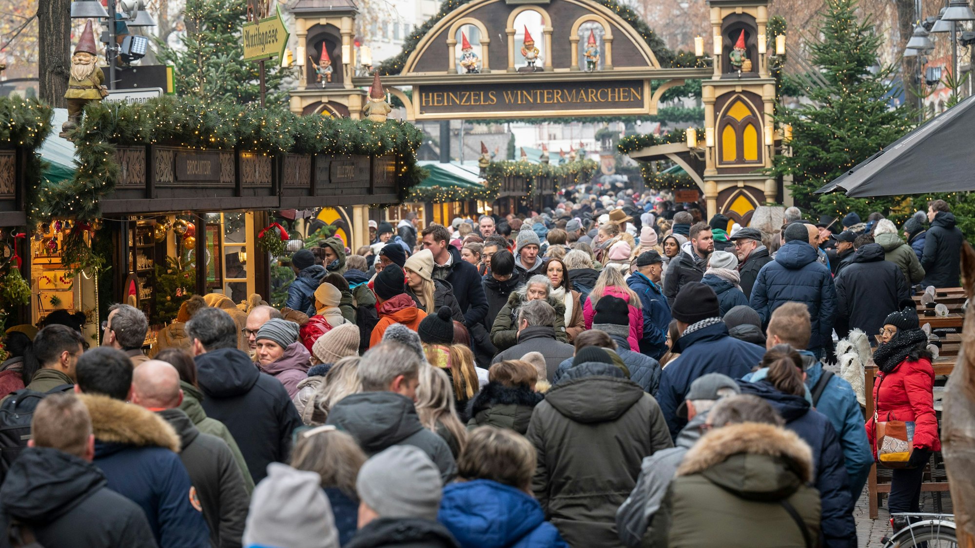 Viele Menschen besuchten den Weihnachtsmarkt auf dem Alter Markt.