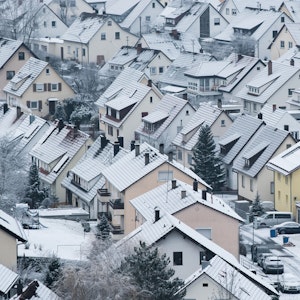 Schnee bedeckte Wohnhäuser