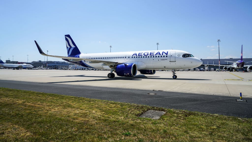 Ein Flugzeug der griechischen Airline Aegean steht am Köln Bonn Airport.