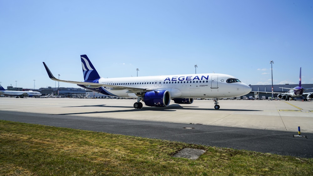 Ein Flugzeug der griechischen Airline Aegean steht am Köln Bonn Airport.