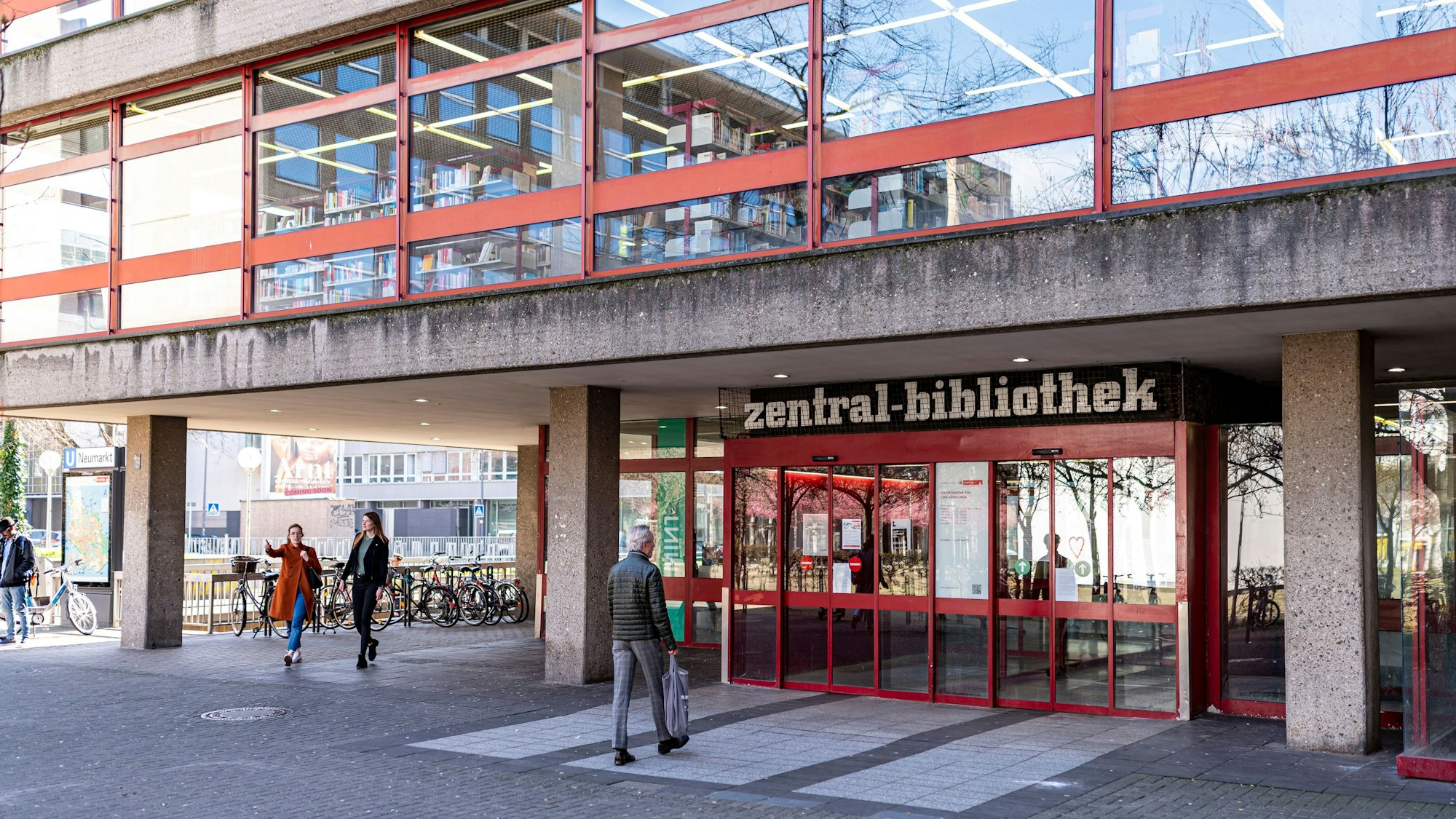 Das Bild zeigt den Eingang zur Zentralbibliothek nahe des Kölner Neumarkts.