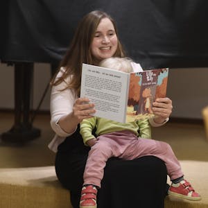 Ursula Gruß liest ihrer Tochter aus dem ersten Teil ihrer Kinderbuchreihe "Lilly und Billy" vor.