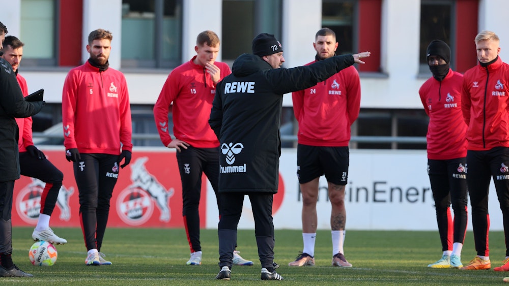 Steffen Baumgart gibt beim Training des 1. FC Köln am Montag (12. Dezember 2022) Anweisungen.