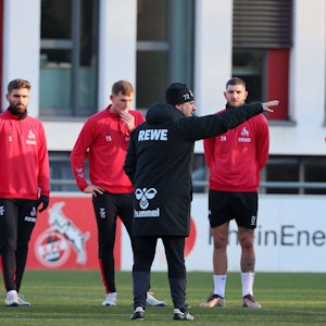 Steffen Baumgart gibt beim Training des 1. FC Köln am Montag (12. Dezember 2022) Anweisungen.