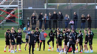 Die Mannschaft von Borussia Mönchengladbach beim Training im Borussia-Park im Mannschaftskreis, hier am 2. November 2022. Trainer Daniel Farke gibt mit dem Finger Anweisungen.