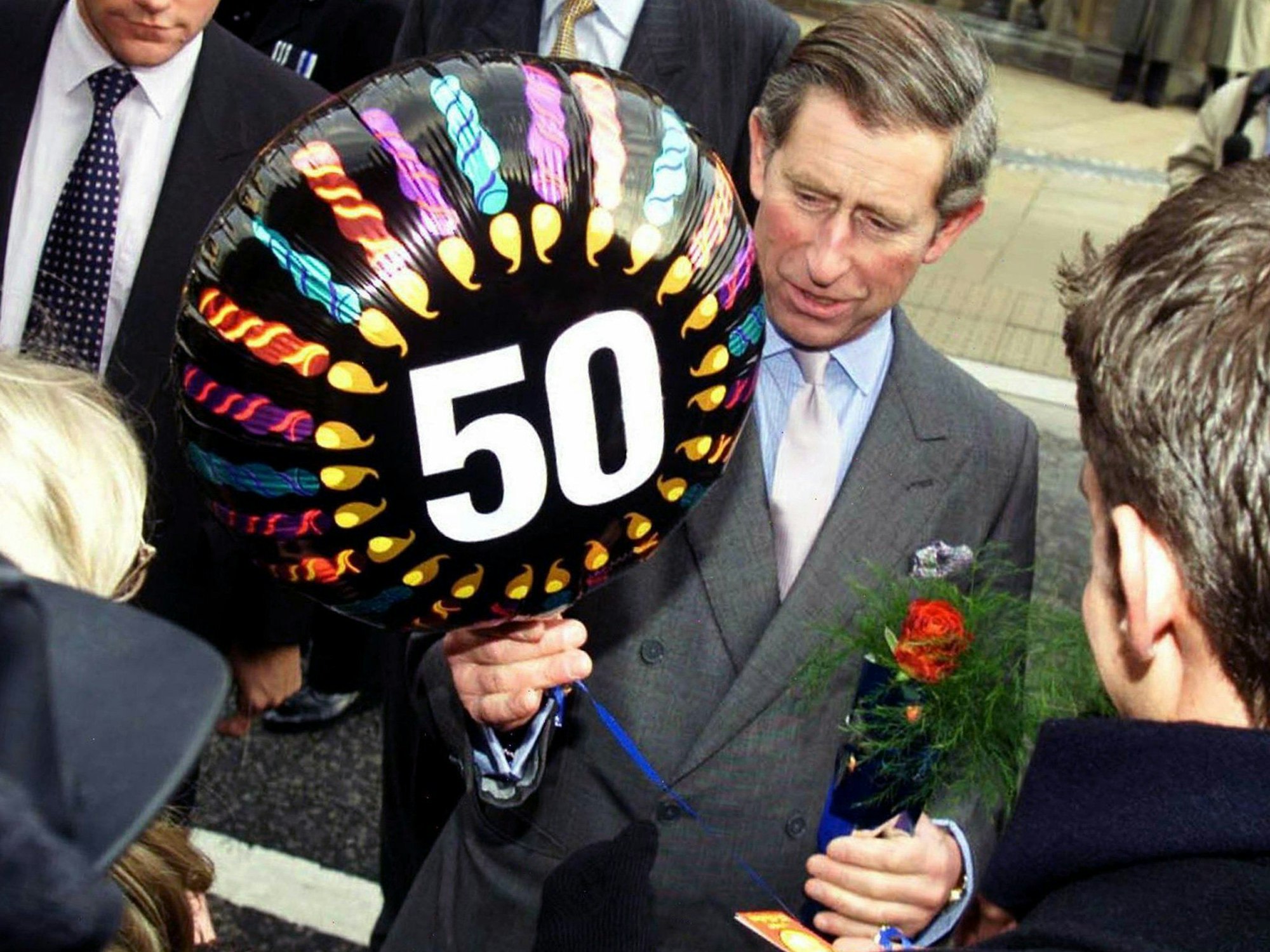 Der Prinz von Wales mit einem 50-Jahre-Geburtstag-Luftballon.
