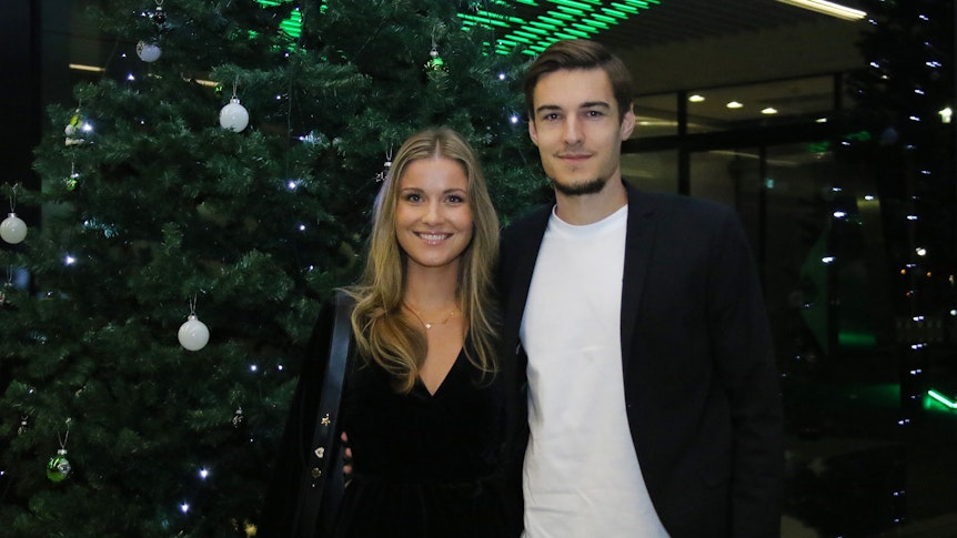 Florian Neuhaus mit seiner Freundin Aline Restle bei der Weihnachtsfeier von Borussia Mönchengladbach am 11. Dezember 2022.