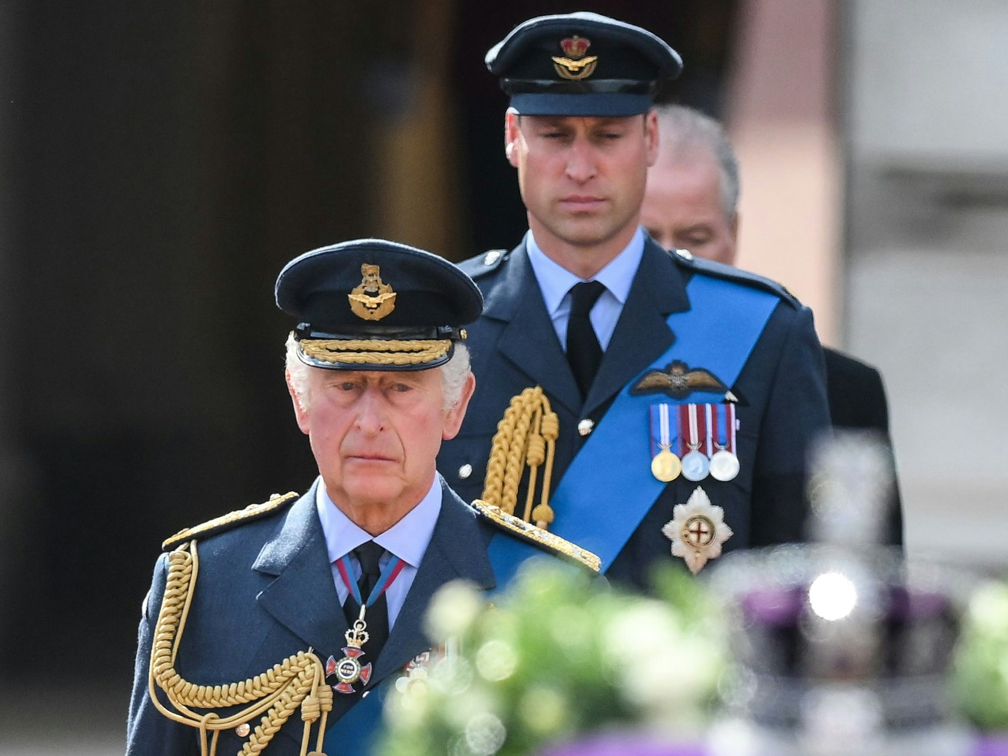 König Charles III. (vorne) und William, Prinz von Wales, folgen dem Sarg von Königin Elizabeth II.