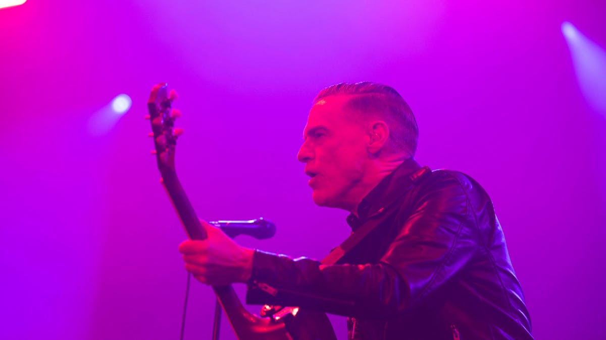Der kanadische Rocksänger, Komponist, Gitarrist und Fotograf Bryan Adams auf der Bühne in Wien.